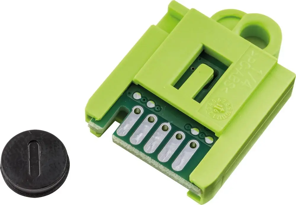 Gasumrüstsatz für Bosch GC9000iW, bestehend aus einem grünen Adapter und einer kleinen schwarzen Abdeckung. Ideal für den Wechsel auf Flüssiggas.